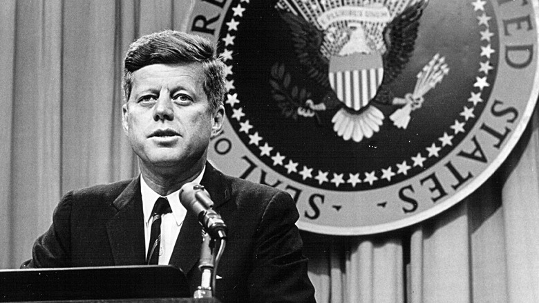 John F. Kennedy frente al Escudo Presidencial