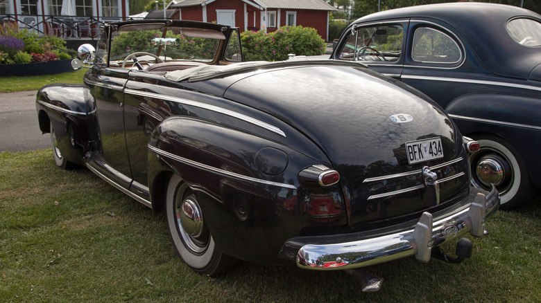 Jimmy Carter con un Ford de 1946