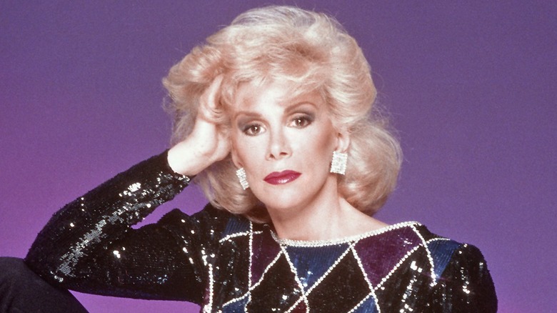 Joan Rivers con mano en cabello