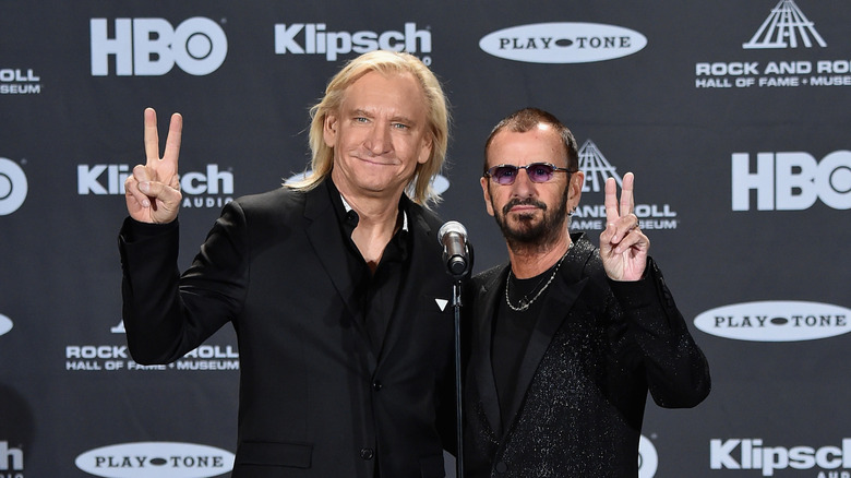 Joe Walsh posando con Ringo Starr en 1989