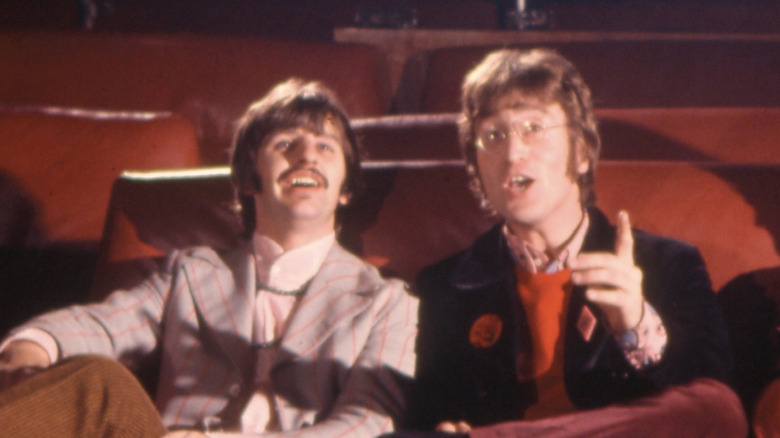 Ringo Starr con John Lennon en un cine