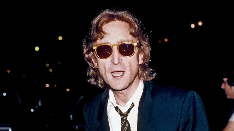 John Lennon con gafas de sol y sonrisa