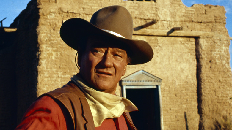John Wayne en traje western frente al Álamo