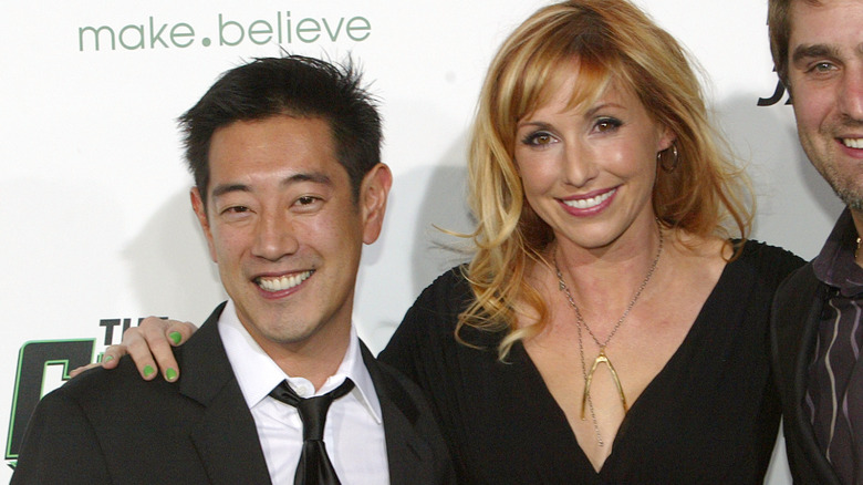 Grant Imahara y Kari Byron sonriendo en evento