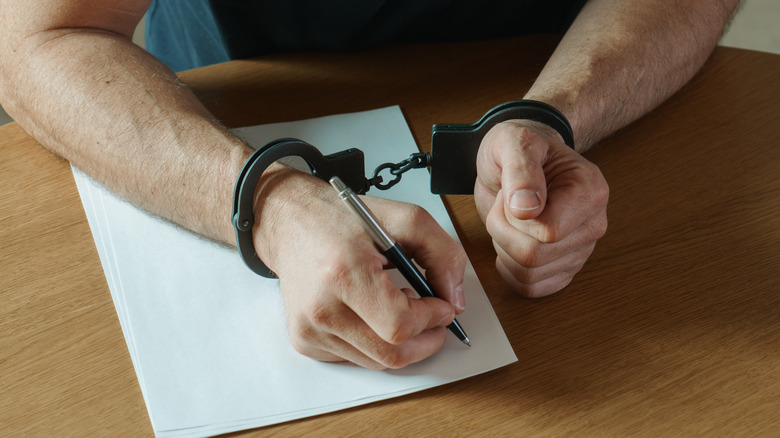Declaración de un acusado firmando una confesión