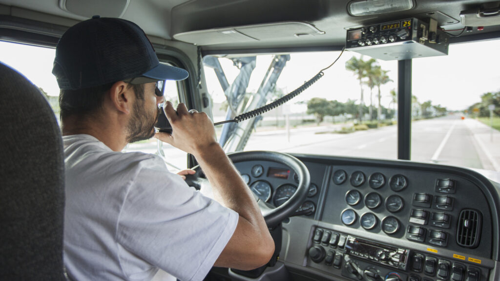 La historia y significado del código 10-4 de los camioneros