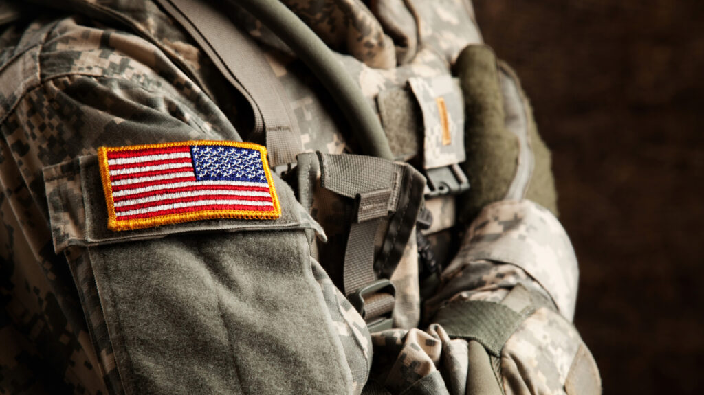 La verdadera razón por la que las banderas estadounidenses van al revés en los uniformes militares