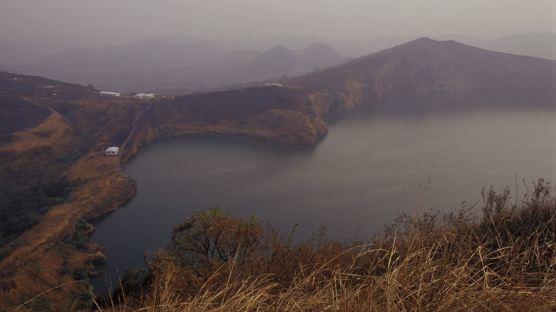 Lago Nyos a través de aire descolorido