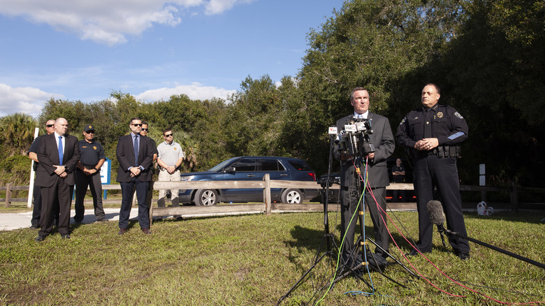Agentes federales y locales en conferencia de prensa