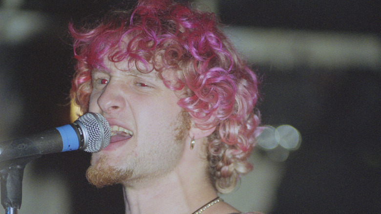 Layne Staley cantando con cabello rosado
