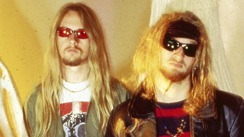 Jerry Cantrell y Layne Staley con gafas oscuras