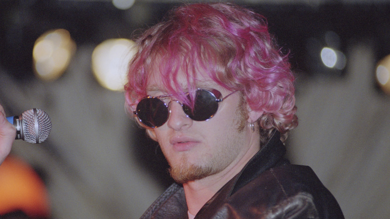 Layne Staley con cabello rosa y gafas