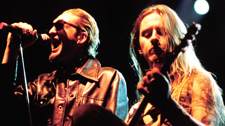 Layne Staley cantando junto a Jerry Cantrell