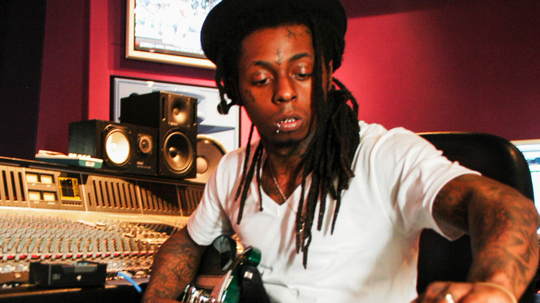 Lil Wayne afinando su guitarra en el estudio