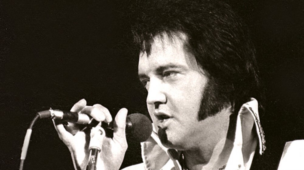 Elvis con expresión disgustada