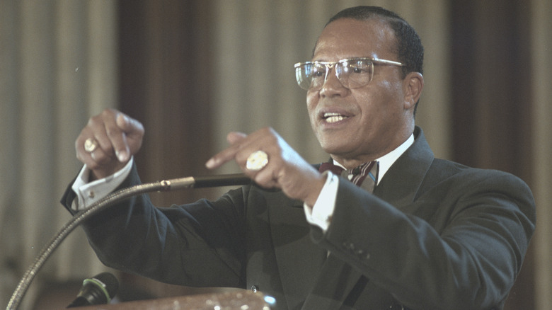 Louis Farrakhan señalando mientras habla en un podio