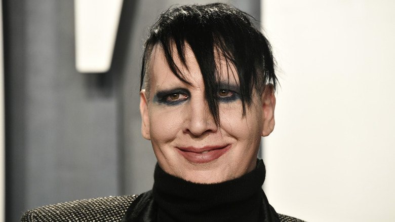 Marilyn Manson sonriendo en la fiesta de los Oscar de Vanity Fair en 2020