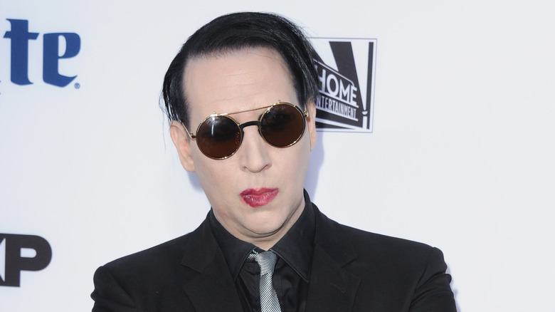 Marilyn Manson con gafas de sol en 2014