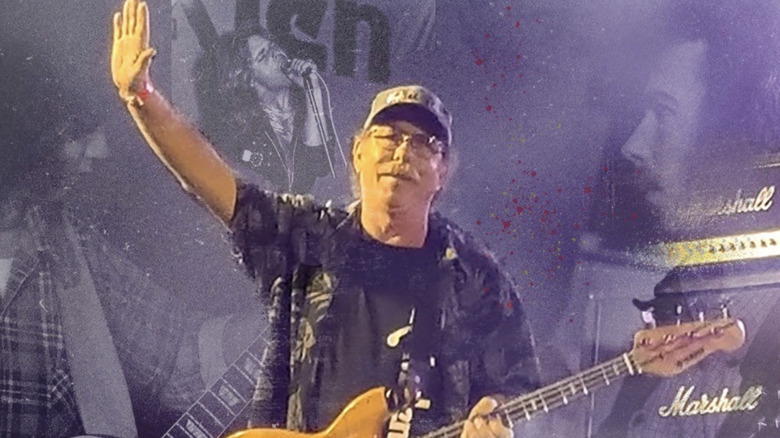 Mark Stone tocando bajo y saludando a la multitud
