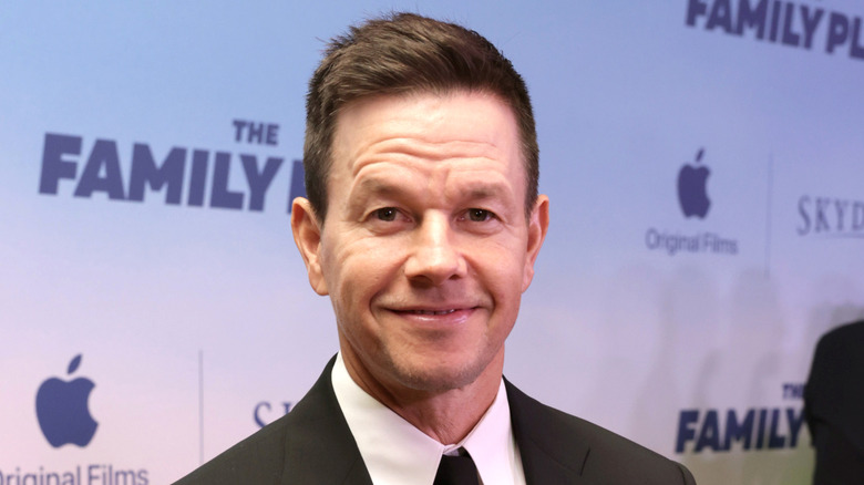 Mark Wahlberg en traje con sonrisa cerrada