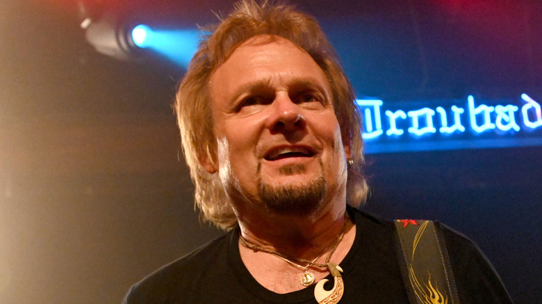 Michael Anthony tocando bajo en escenario y haciendo mueca