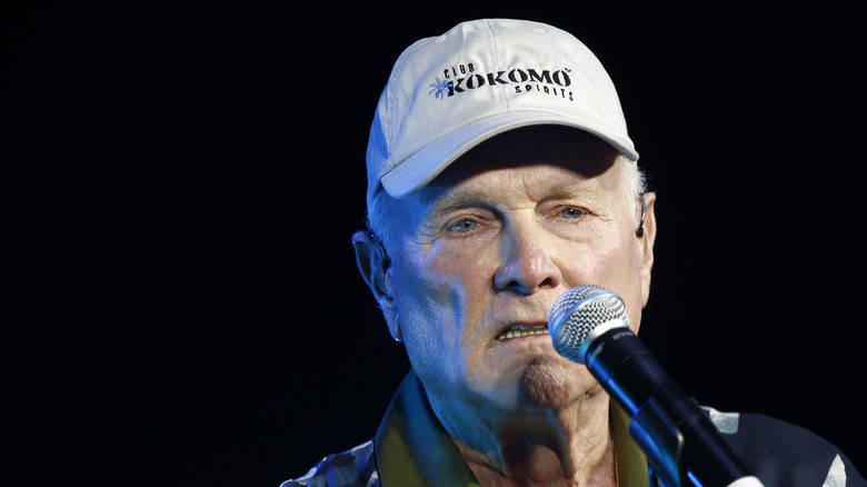 Mike Love tocando con The Beach Boys