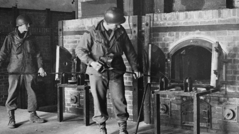 Soldados estadounidenses inspeccionan hornos crematorios en Dachau