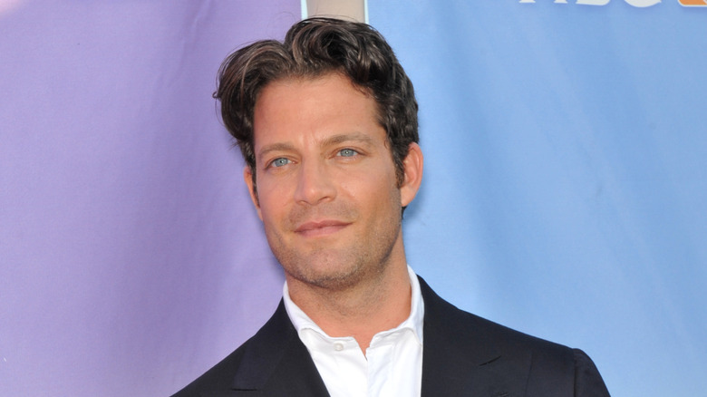 Nate Berkus mirando a lo lejos
