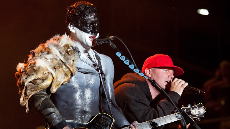 Wes Borland y Fred Durst en el escenario
