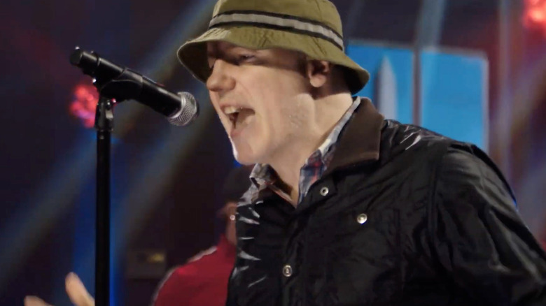 Gregg Alexander con sombrero de cubeta en una presentación virtual