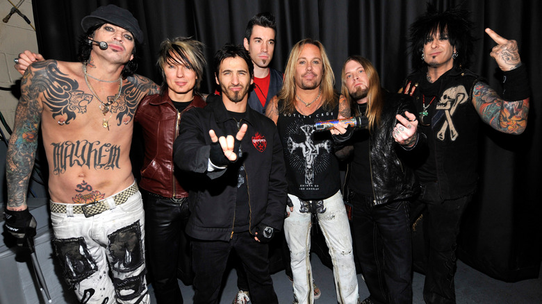 Nikki Sixx y Sully Erna en el backstage
