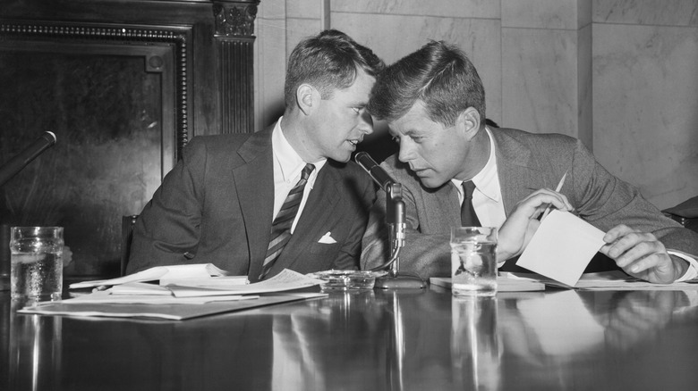 John y su hermano con Kennedy en la mesa