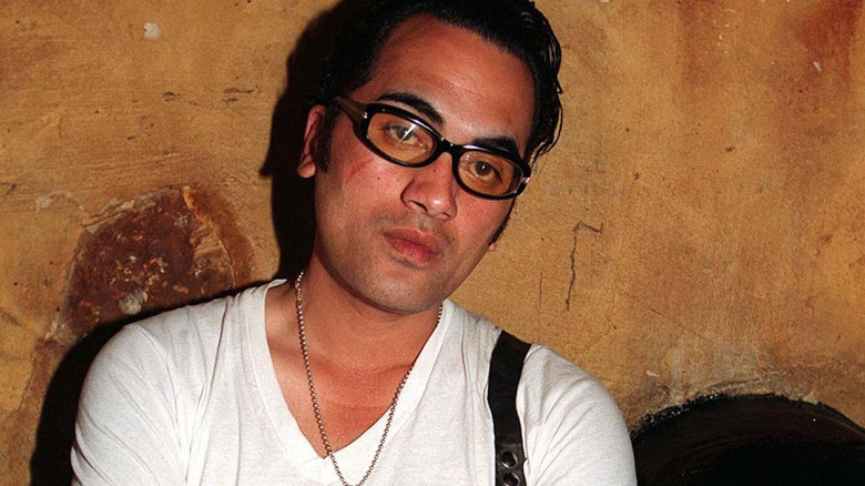 Pauly Fuemana de OMC con gafas y cabeza inclinada