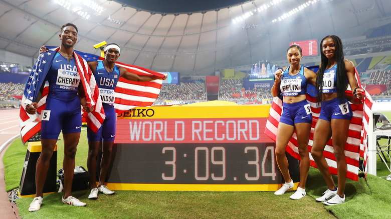 Allyson Felix posando con su equipo