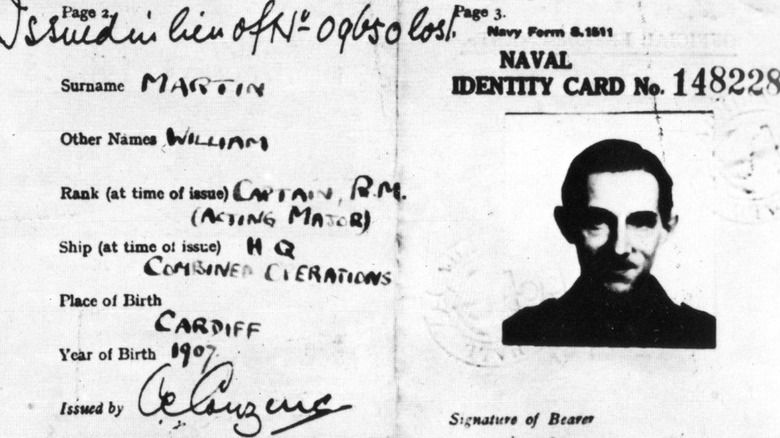 Documento falso de operación Mincemeat con identificación falsa