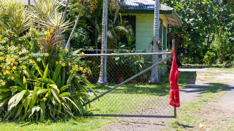 Bandera roja afuera de una casa en Apia, Samoa