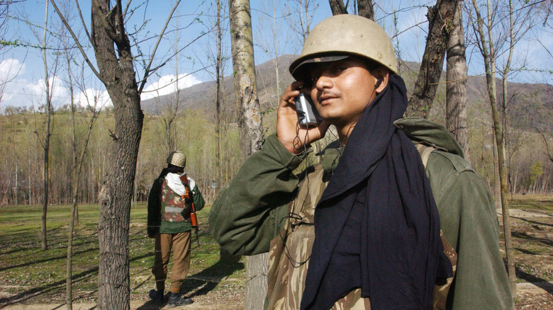 Guardia de frontera en India escuchando radio
