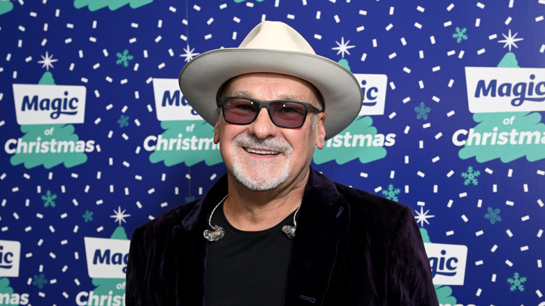 Paul Carrack con sombrero blanco en la alfombra roja