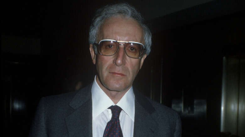 Peter Sellers con gafas y traje