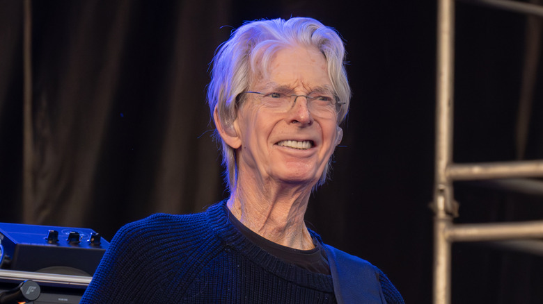Phil Lesh sonriendo en escenario