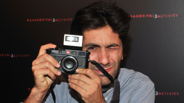 Nev Schulman tomando fotos con una cámara