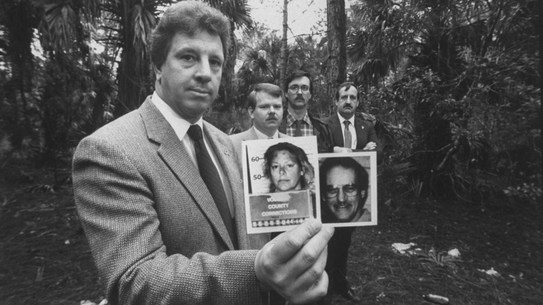 Investigador sostiene foto de Wuornos y su víctima