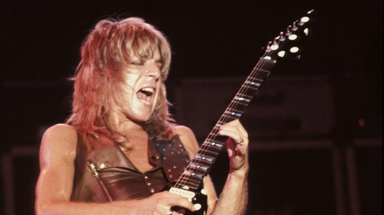 Randy Rhoads tocando guitarra