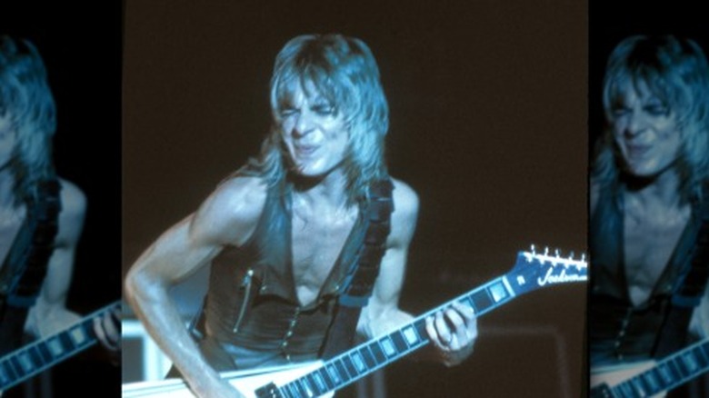 Randy Rhoads tocando guitarra en escenario