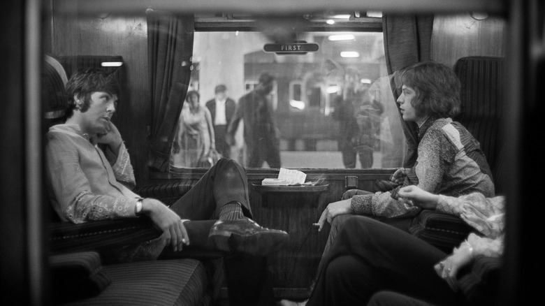 Mick Jagger y Paul McCartney en un tren