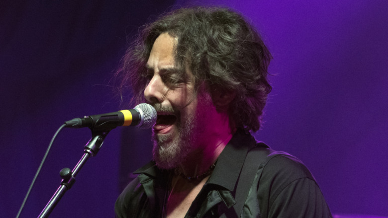 Richie Kotzen cantando en un concierto