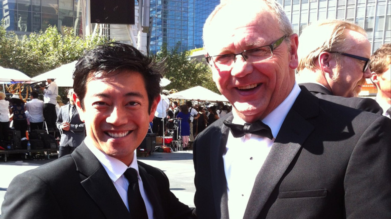 Grant Imahara y Robert Lee en alfombra roja