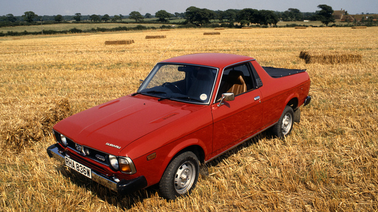 Reagan con su Subaru BRAT rojo