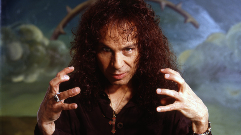 Ronnie James Dio con expresión intensa