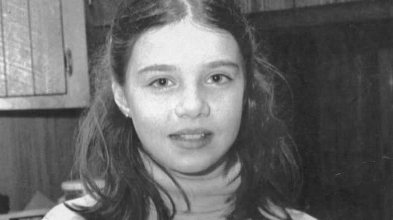 Samantha Smith con periódico de los 80